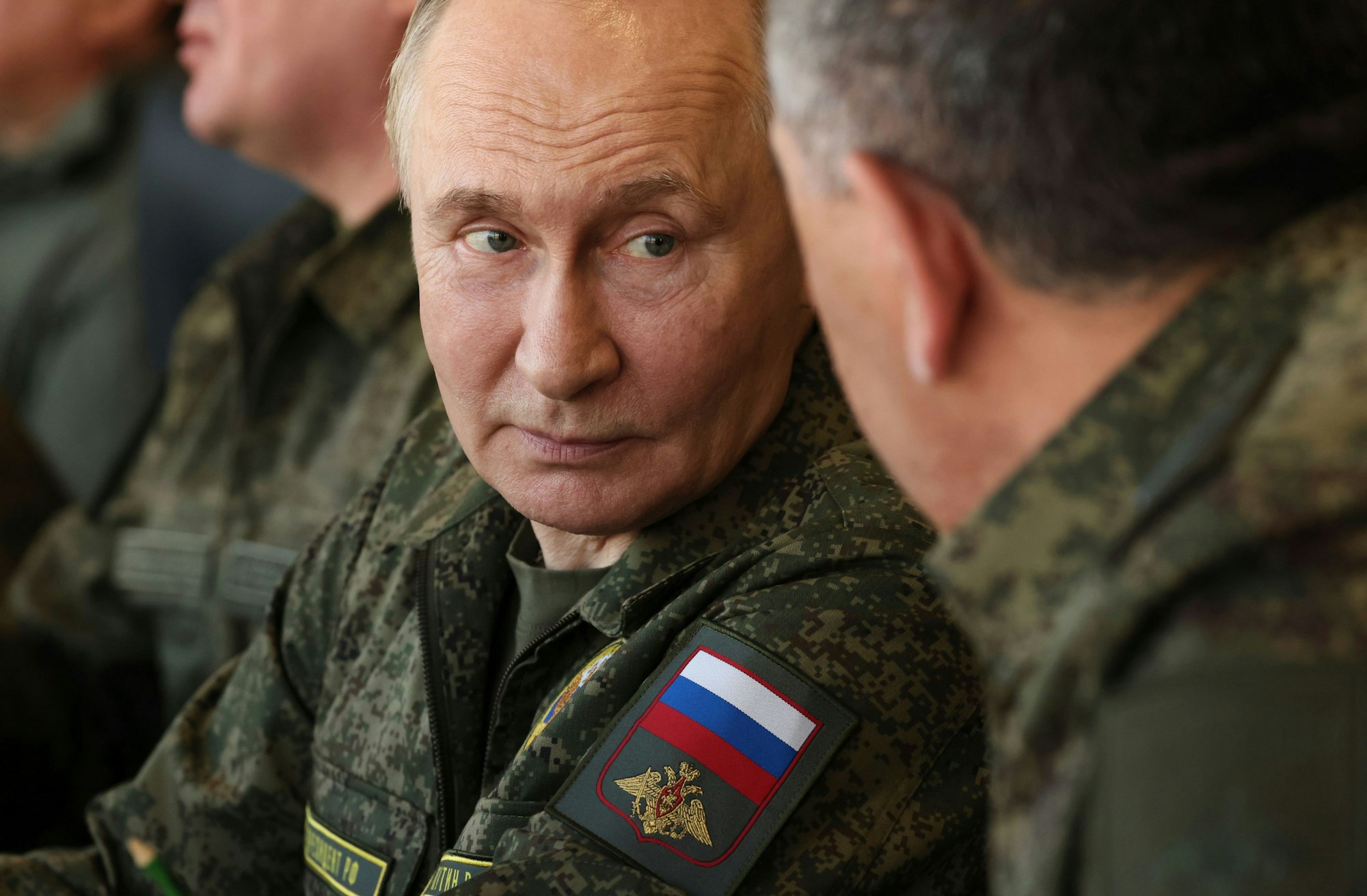 Der russische Präsident Wladimir Putin hört dem stellvertretenden Verteidigungsminister während der gemeinsamen russisch-weißrussischen Militärübungen „Sapad 2025“ zu.