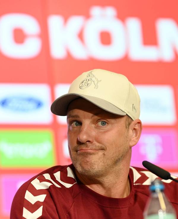 Trainer Lukas Kwasniok (1. FC Köln) am 18. September 2025 bei der Pressekonferenz im Rhein-Energie-Stadion.