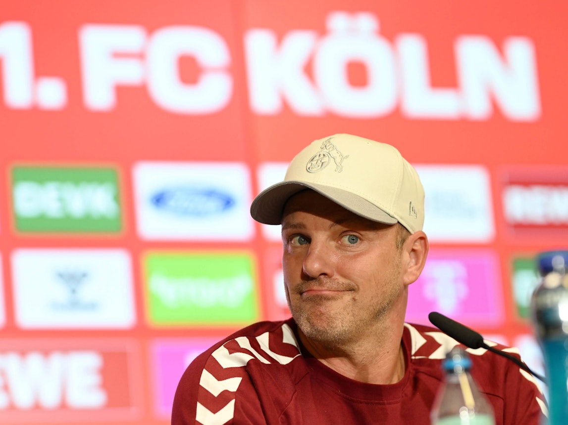 Trainer Lukas Kwasniok (1. FC Köln) am 18. September 2025 bei der Pressekonferenz im Rhein-Energie-Stadion.