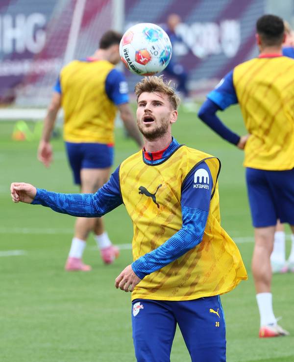 Timo Werner schaut mit offenem Mund einen Ball an, der knapp über seinem Kopf fliegt.