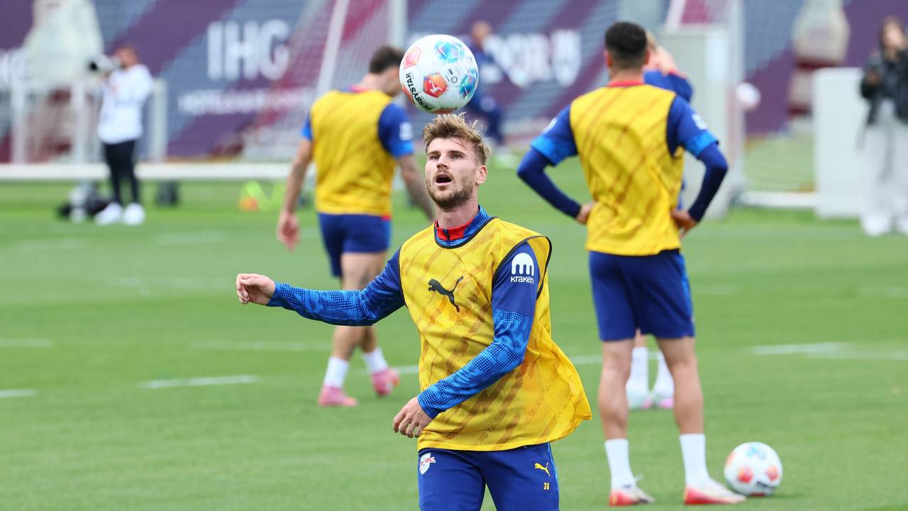 Timo Werner schaut mit offenem Mund einen Ball an, der knapp über seinem Kopf fliegt.
