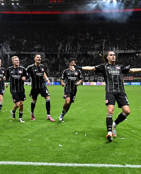 Die Mannschaft von Eintracht Frankfurt bejubelt gemeinsam das Tor zum zwischenzeitlichen 3:1 gegen Galatasaray Istanbul an der Eckfahne.