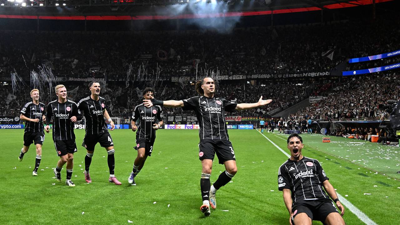 Die Mannschaft von Eintracht Frankfurt bejubelt gemeinsam das Tor zum zwischenzeitlichen 3:1 gegen Galatasaray Istanbul an der Eckfahne.