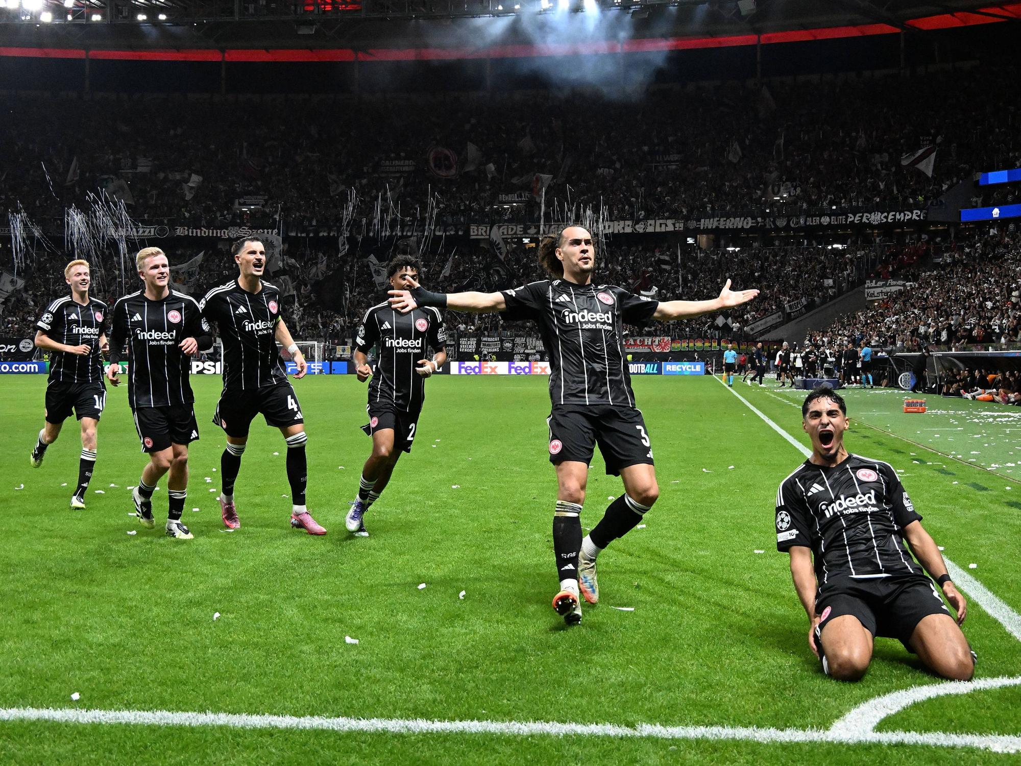 Die Mannschaft von Eintracht Frankfurt bejubelt gemeinsam das Tor zum zwischenzeitlichen 3:1 gegen Galatasaray Istanbul an der Eckfahne.