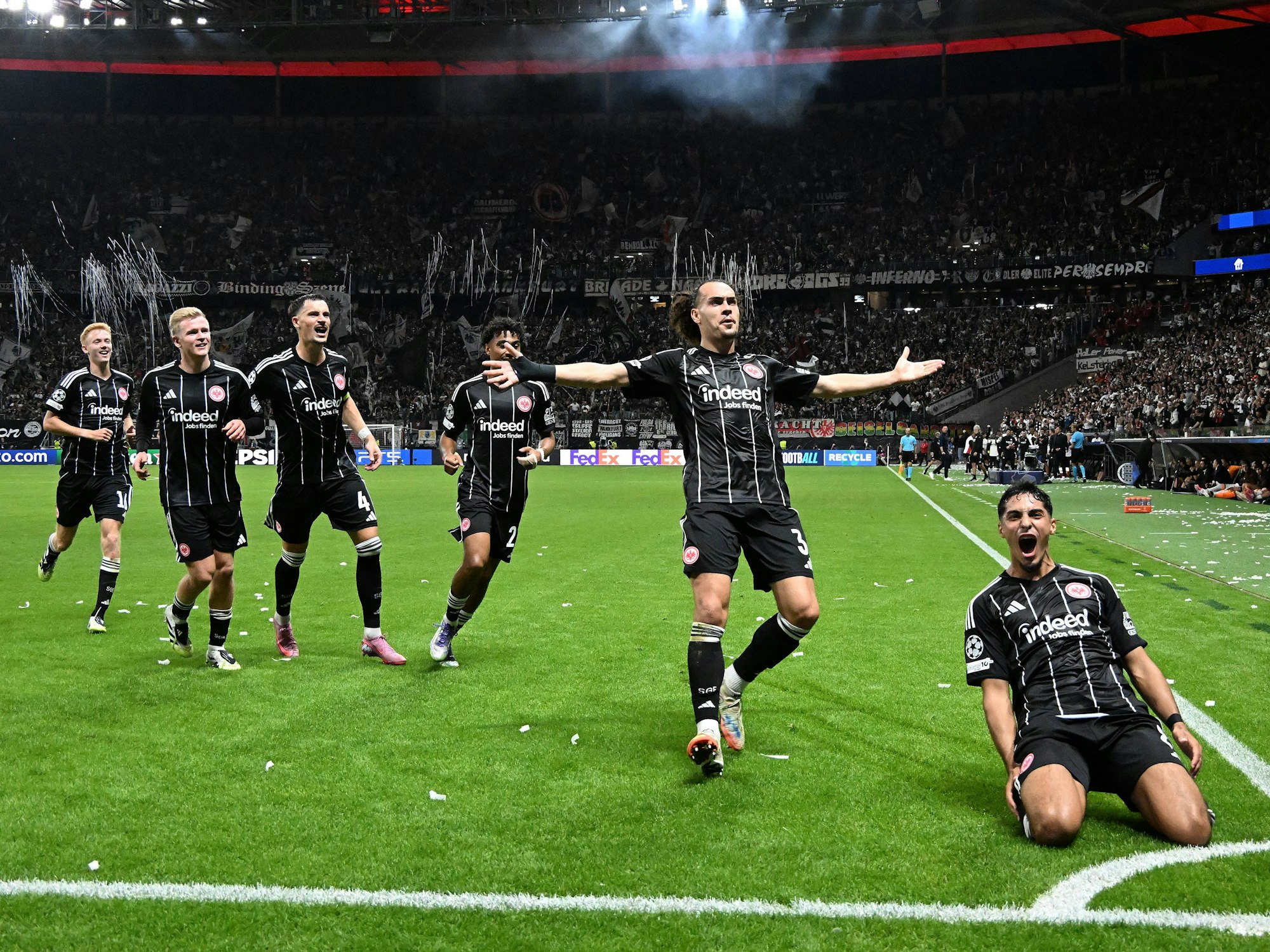 Die Mannschaft von Eintracht Frankfurt bejubelt gemeinsam das Tor zum zwischenzeitlichen 3:1 gegen Galatasaray Istanbul an der Eckfahne.