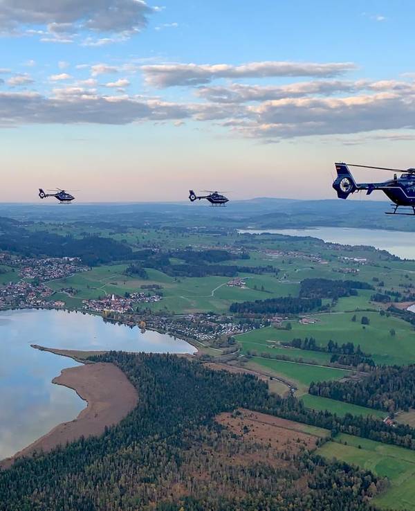 Polizei-Piloten eines Ausbildungslehrgangs sind über Städten in mehreren Bundesländern unterwegs.