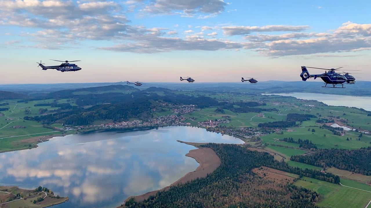 Polizei-Piloten eines Ausbildungslehrgangs sind über Städten in mehreren Bundesländern unterwegs.