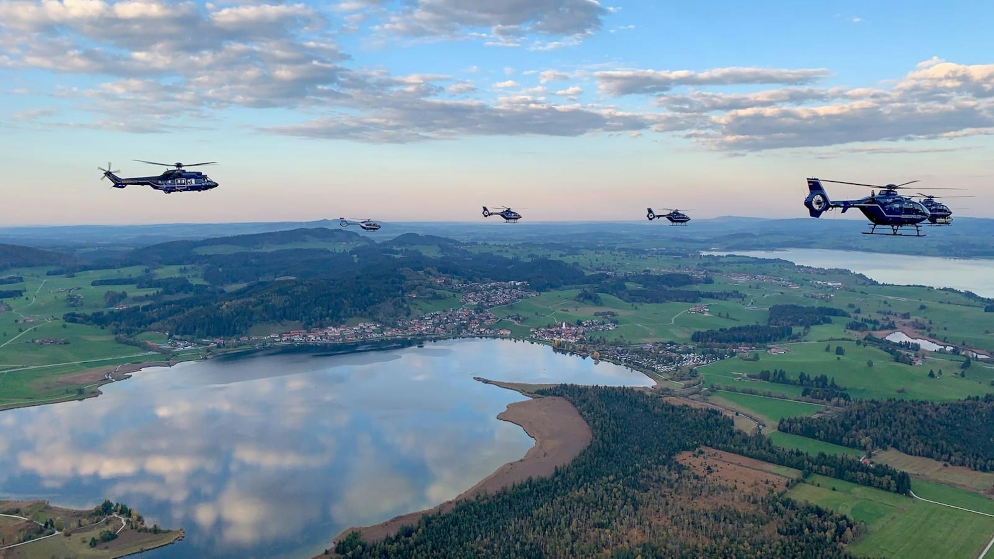 Polizei-Piloten eines Ausbildungslehrgangs sind über Städten in mehreren Bundesländern unterwegs.