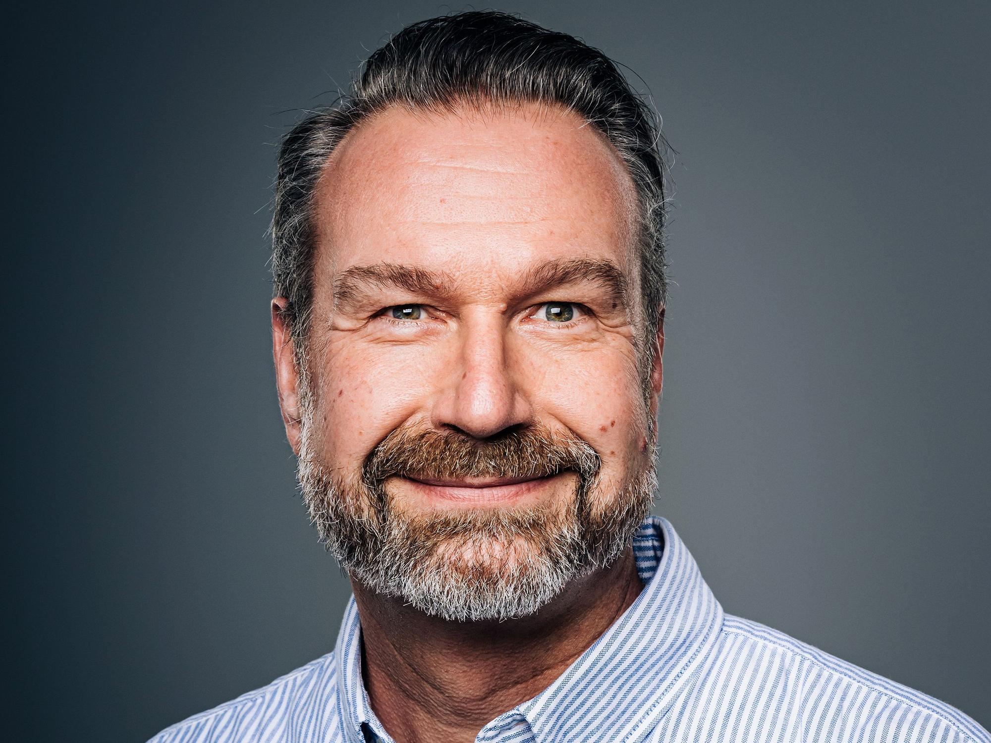 Volker Weininger, bekannt durch seine Rolle als „Sitzungspräsident“.