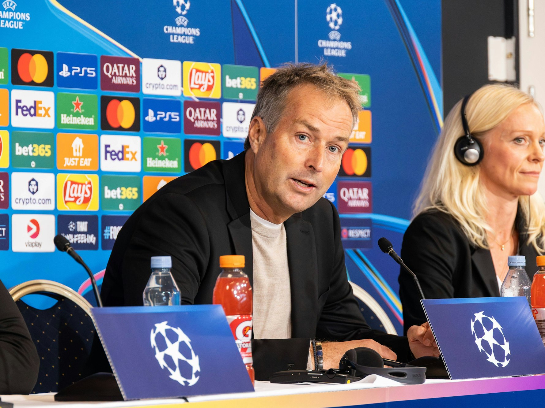 Kasper Hjulmand spricht auf einer Pressekonferenz der Champions League in ein Mikrofon.