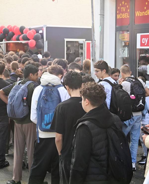 Riesenschlange am Donnerstag (18. September 2025) in Köln-Nippes vor einem Döner-Laden