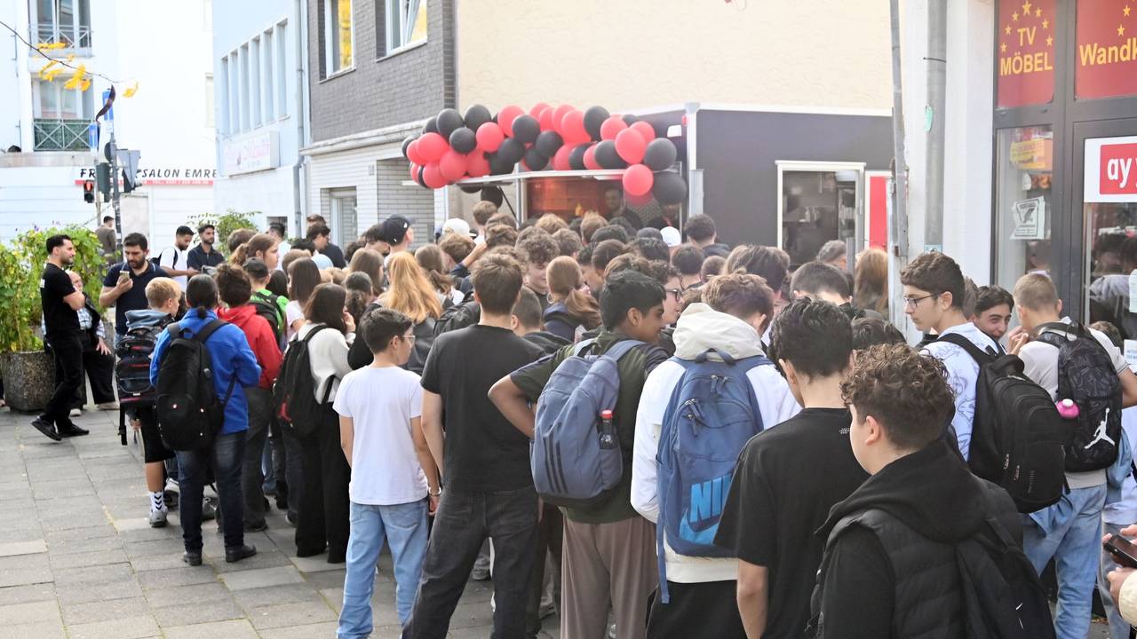 Riesenschlange am Donnerstag (18. September 2025) in Köln-Nippes vor einem Döner-Laden