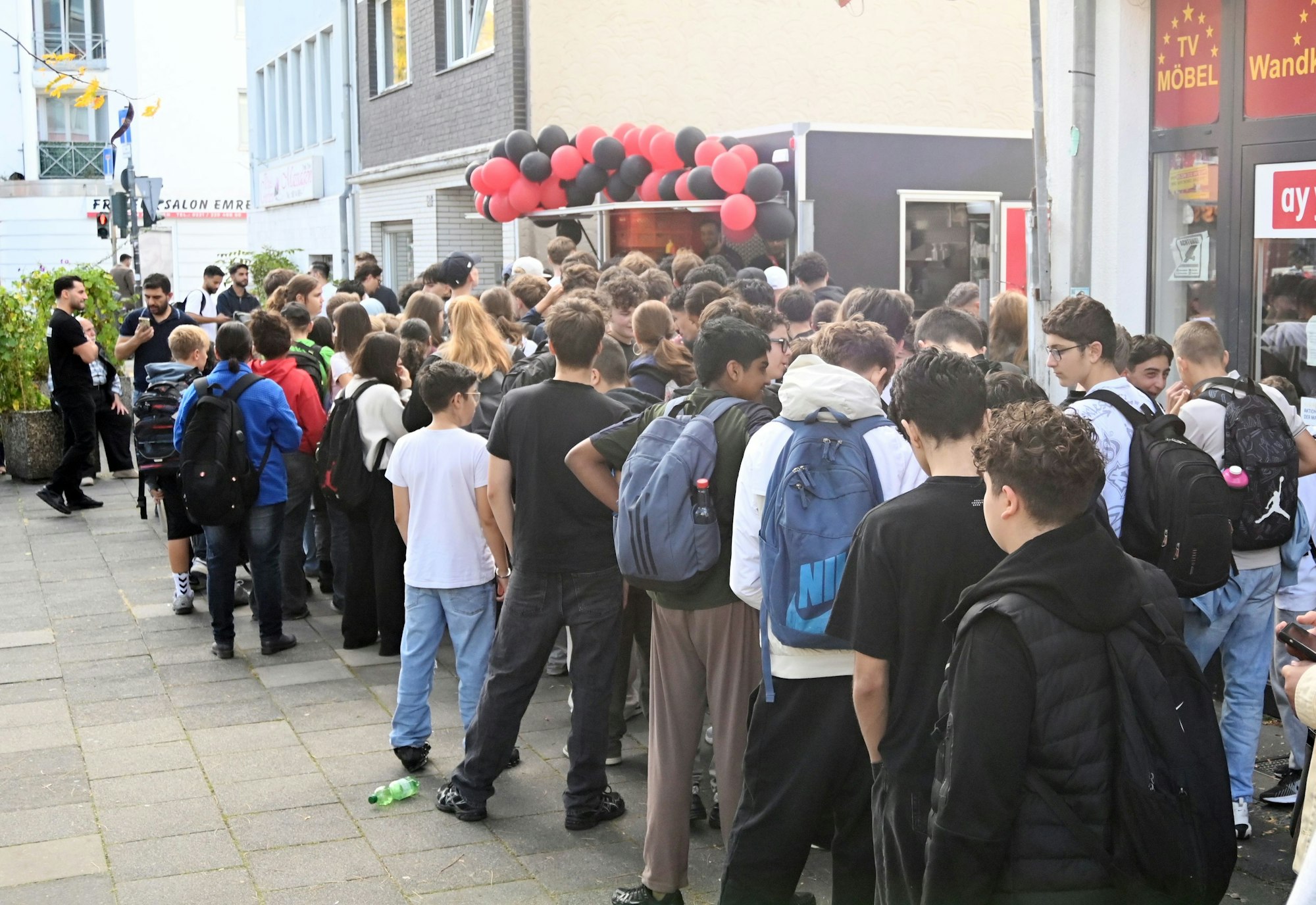 Riesenschlange am Donnerstag (18. September 2025) in Köln-Nippes vor einem Döner-Laden