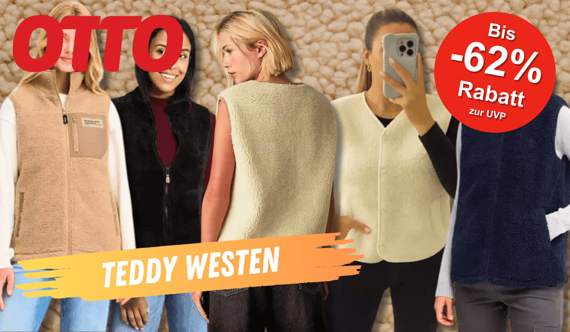Verschiedene Modelle von Teddy Westen in Beige, Schwarz, Creme und Blau präsentiert vor einem Teddy-Stoff Hintergrund.