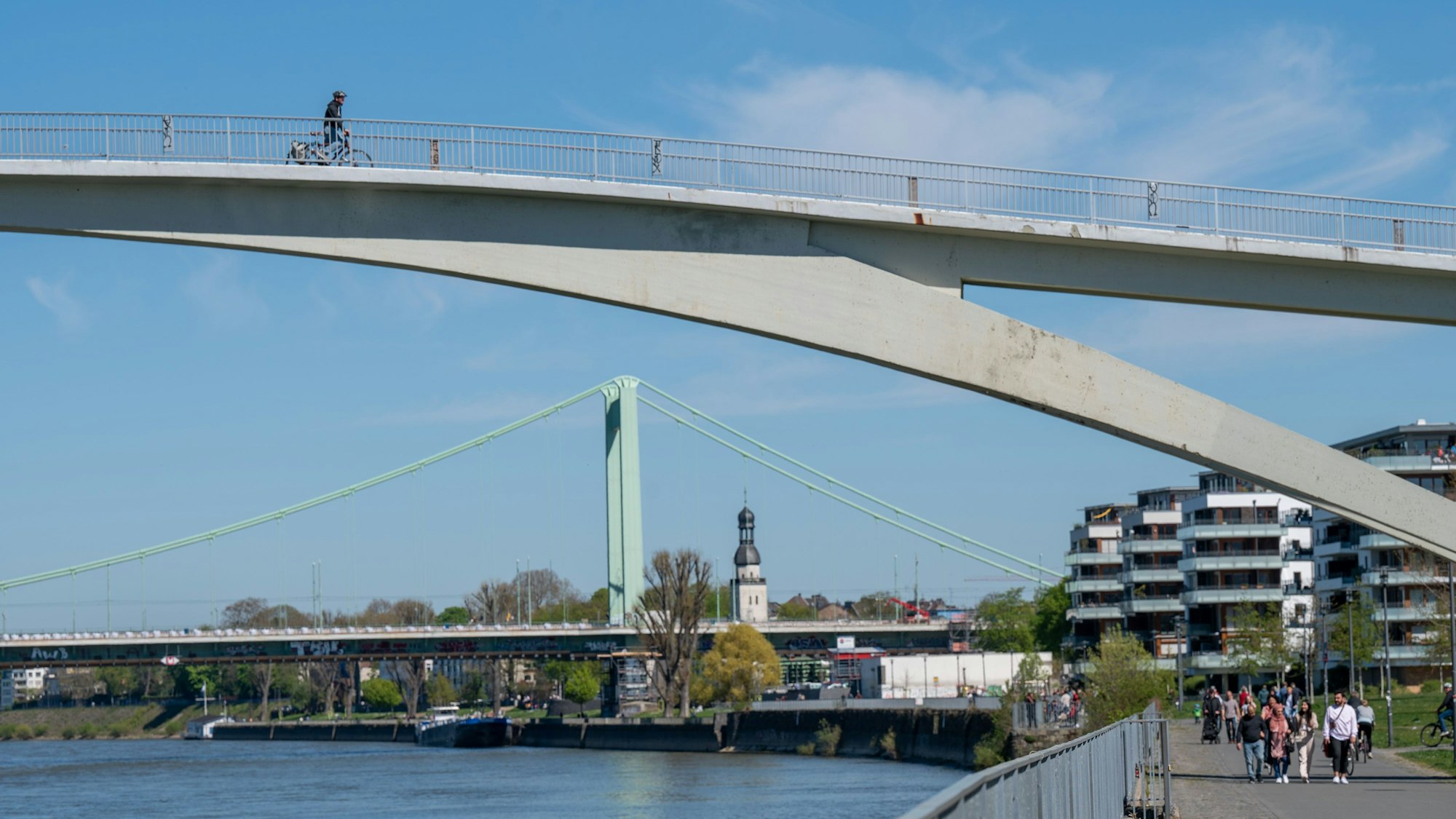 Die Katzenbuckelbrücke überspannt die Einfahrt zum Mülheimer Hafen (Archivfoto)