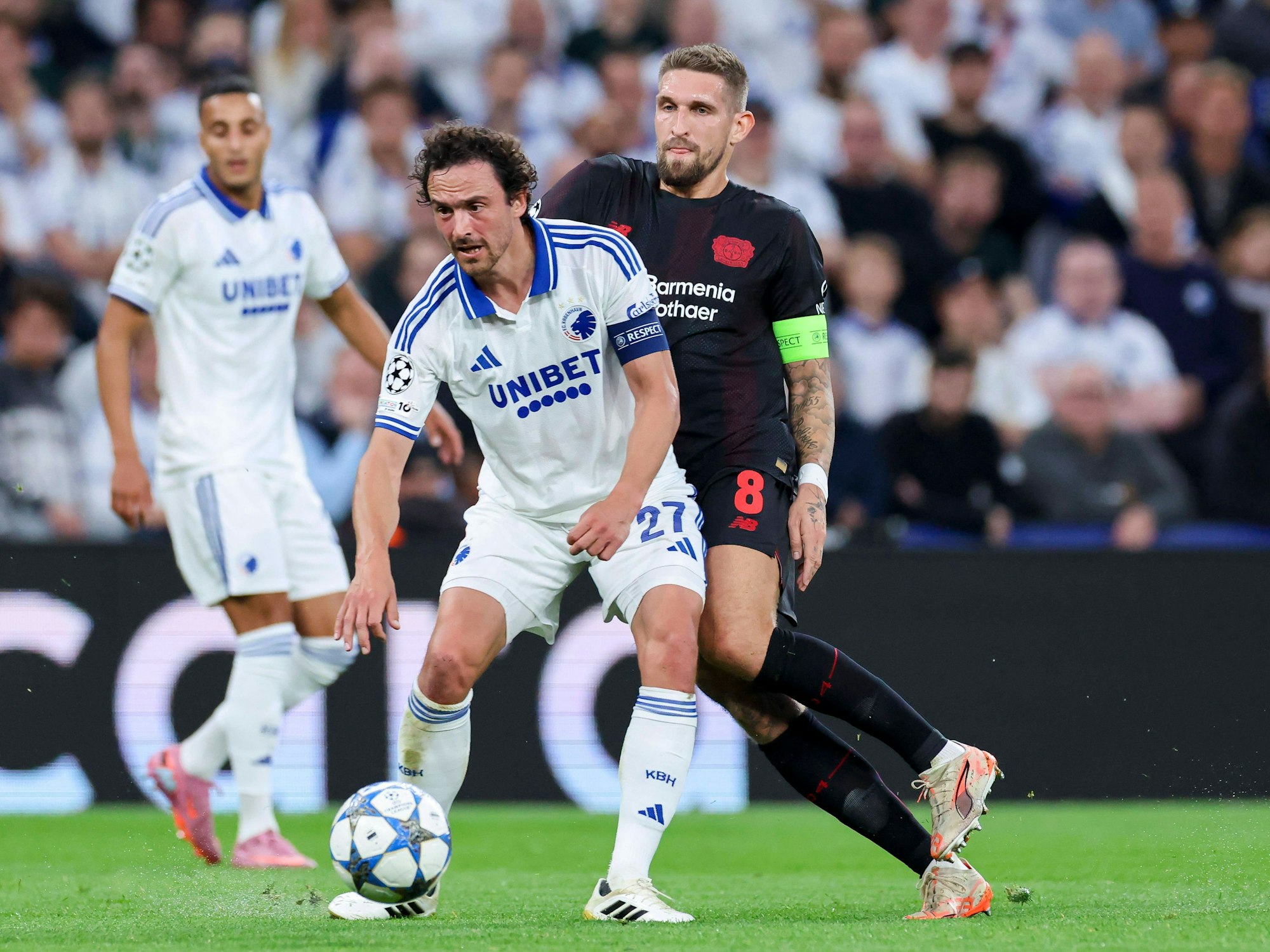 Bayer Leverkusens Robert Andrich im Zweikampf mit Kopenhagens Thomas Delaney.