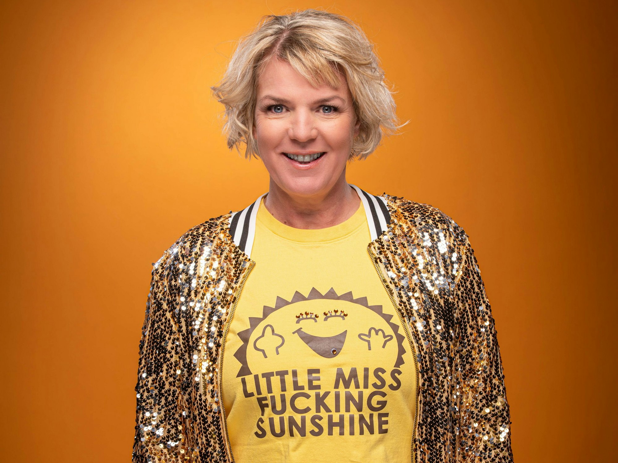 Comedian Mirja Boes in goldener Jacke.