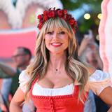 Heidi Klum steht im Innenhof des Hofbräuhauses bei Heidi Klums „HeidiFest“.