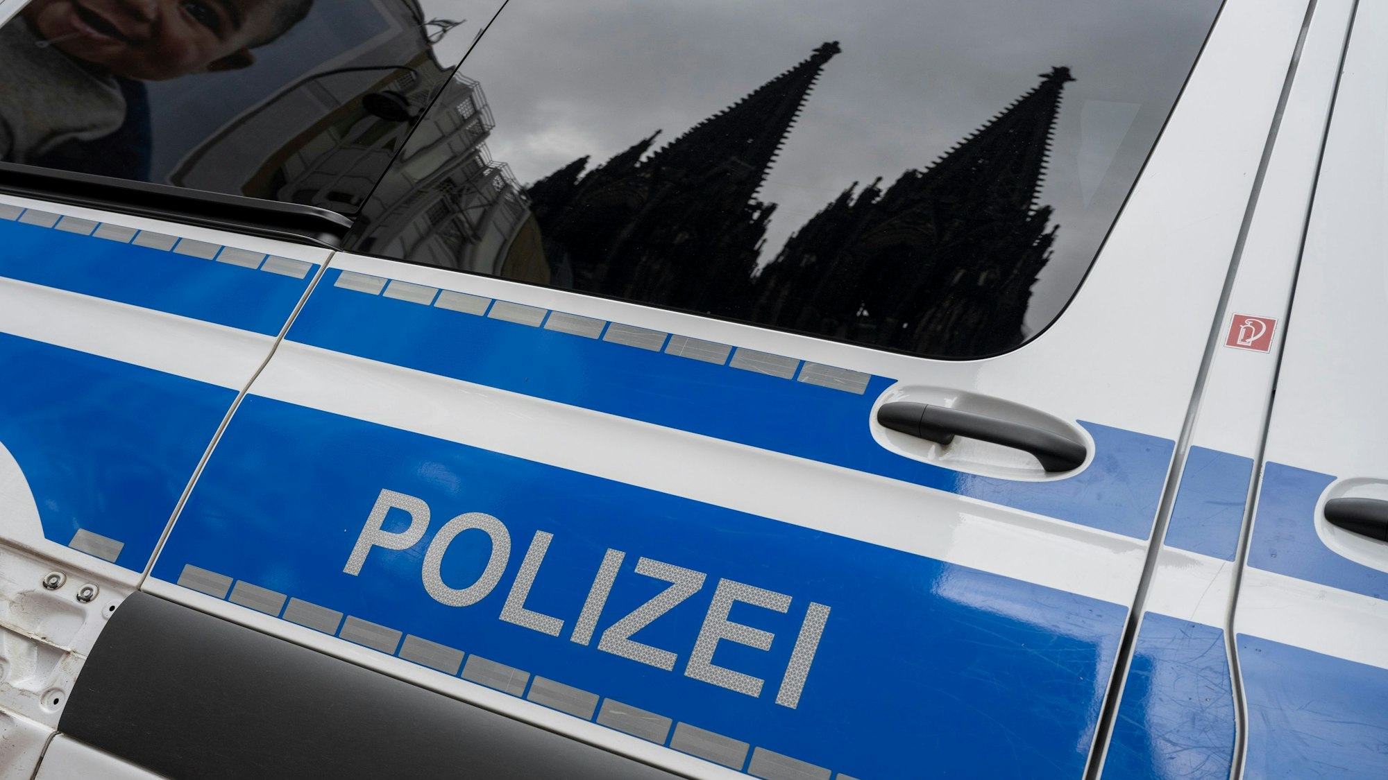 Ein Polizeiwagen vor dem Kölner Dom