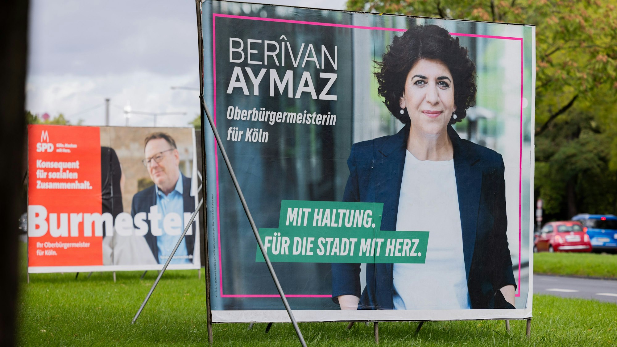 Wer macht in Köln das Rennen bei der OB-Stichwahl? Zwei Wahlkplakate zeigen die beiden Kandidaten/Kandidatin Torsten Burmester von der SPD und Berivan Aymaz von den Grünen.