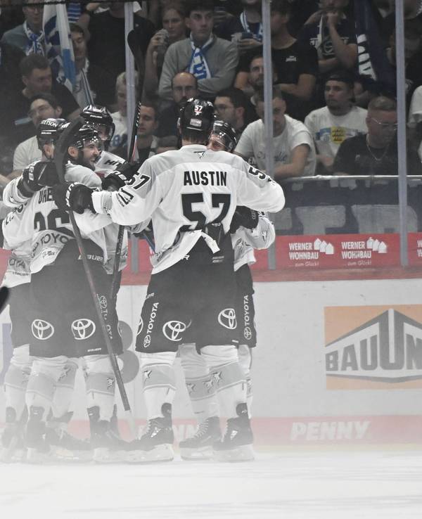 Die Mannschaft der Kölner Haie jubelt gemeinsam nach einem Treffer gegen die Schwenninger Wild Wings.