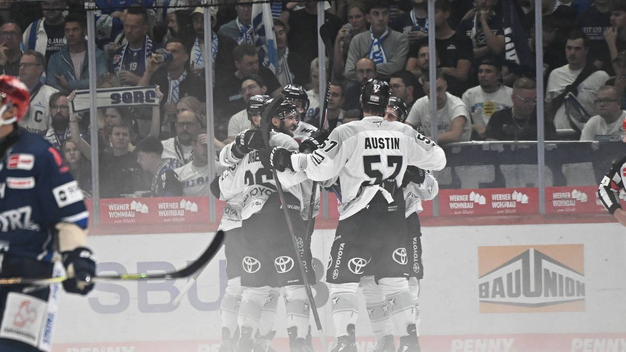 Die Mannschaft der Kölner Haie jubelt gemeinsam nach einem Treffer gegen die Schwenninger Wild Wings.