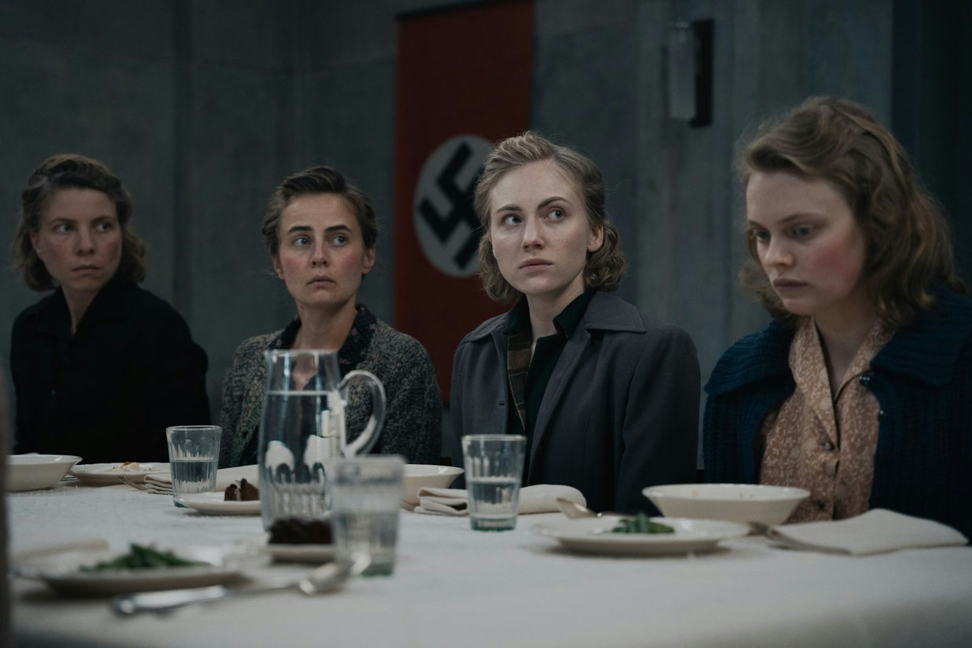 Rosa Sauer (Elisa Schlott, dritte von links) und andere Frauen müssen Mahlzeiten für Adolf Hitler kosten, um sicherzugehen, dass diese nicht vergiftet sind. (Bild: Luca Zontini/Busch Media Group)
