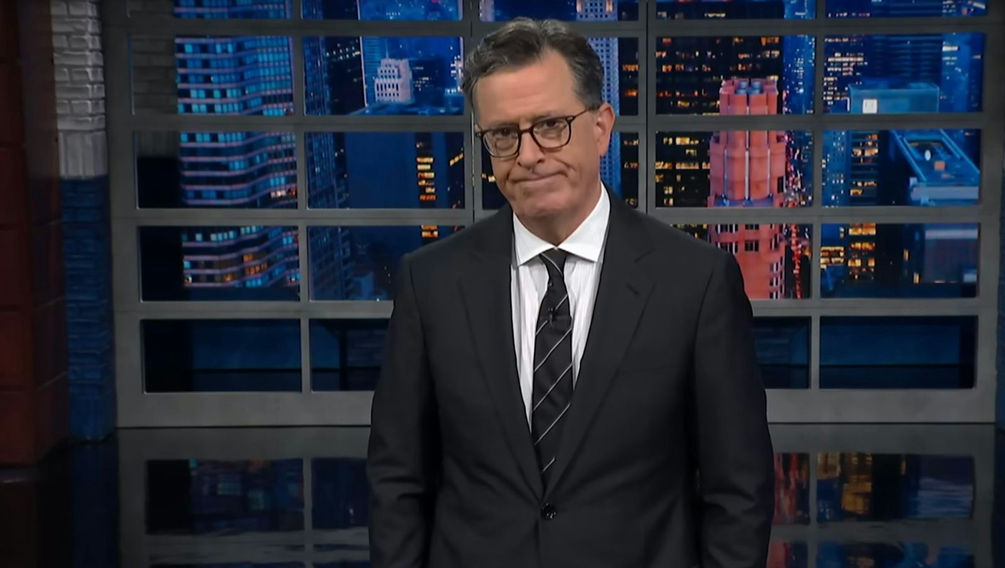Talkshow-Host Stephen Colbert solidarisierte sich mit dem vor kurzem gefeuerten Kollegen Jimmy Kimmel. (Bild: YouTube)