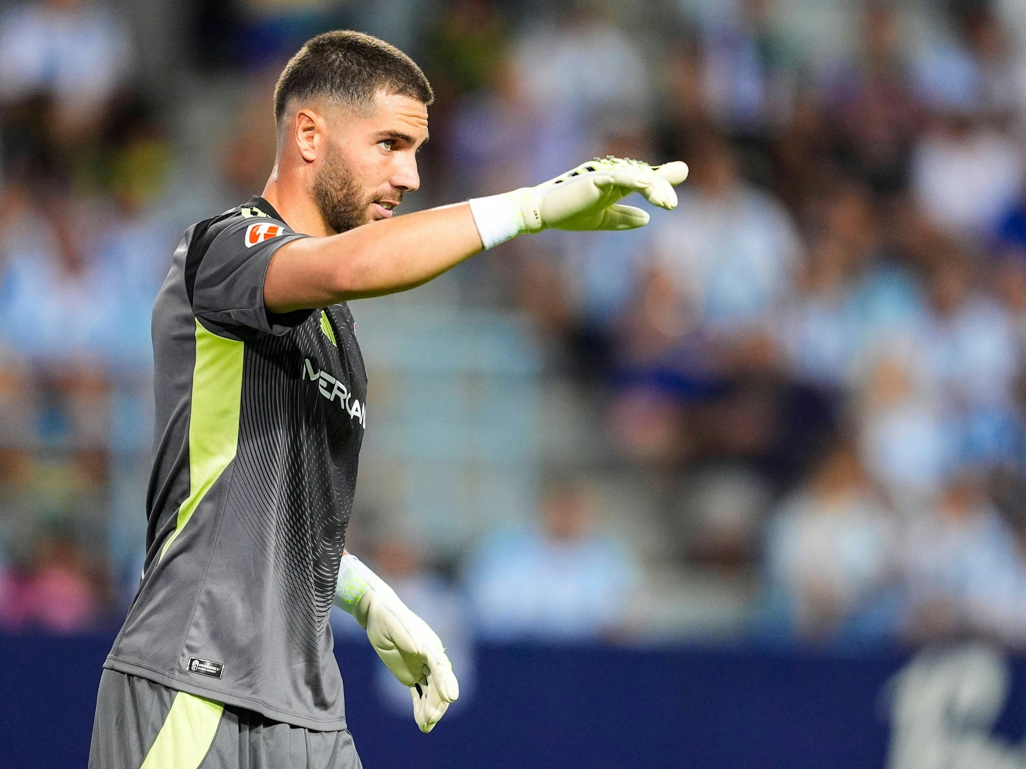 Torhüter Luca Zidane gibt seinen Mitspielern Anweisungen.