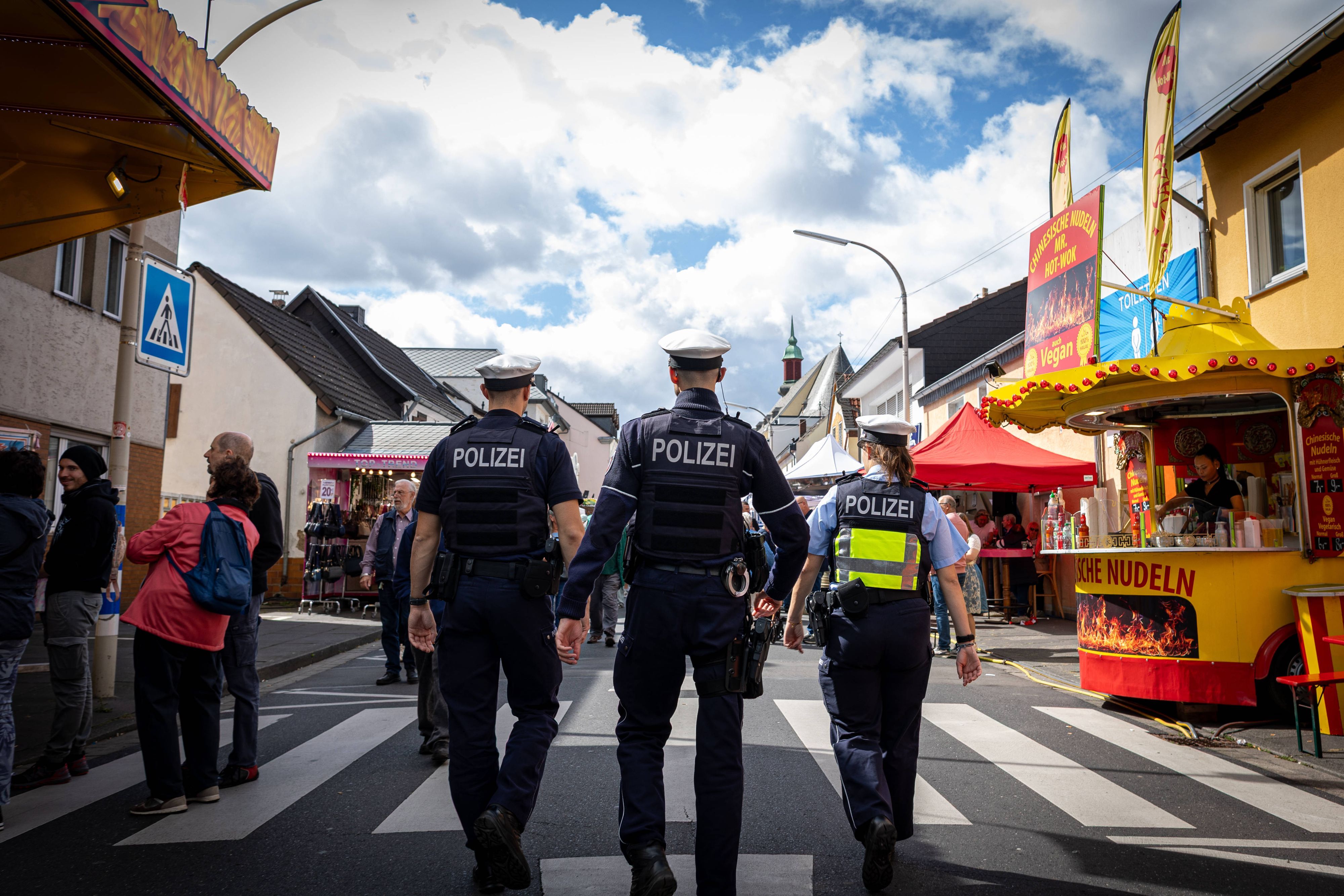 Polizisten patrouillieren über den Pützchens Markt in Bonn