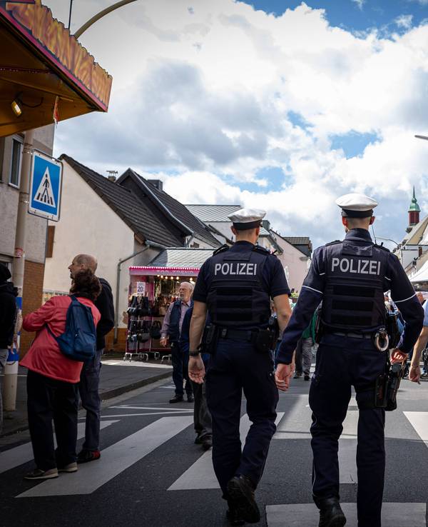 Polizisten patrouillieren über den Pützchens Markt in Bonn
