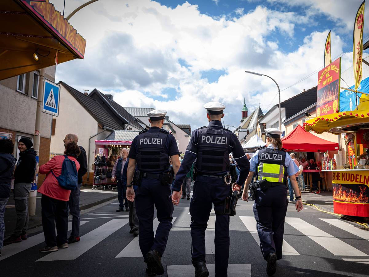 Polizisten patrouillieren über den Pützchens Markt in Bonn