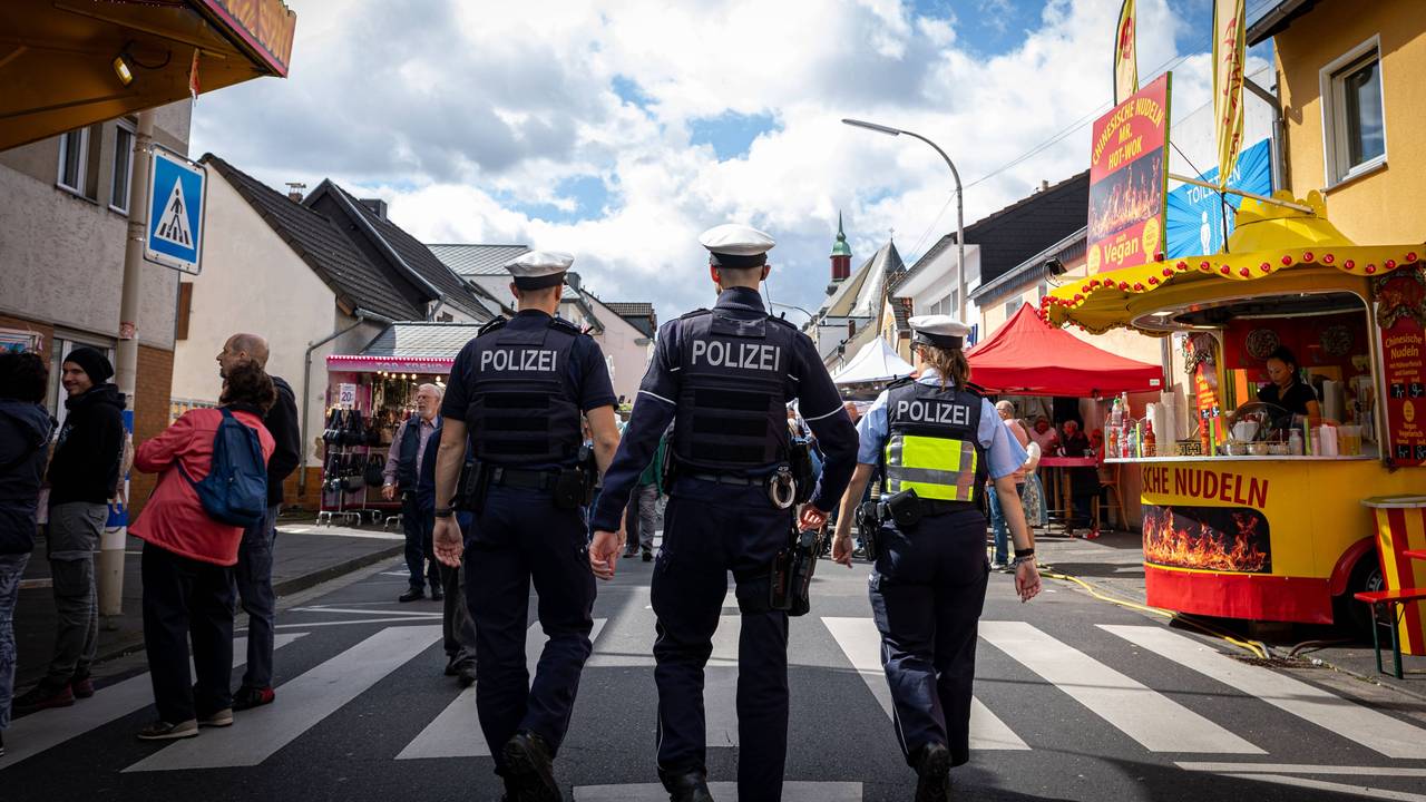 Polizisten patrouillieren über den Pützchens Markt in Bonn