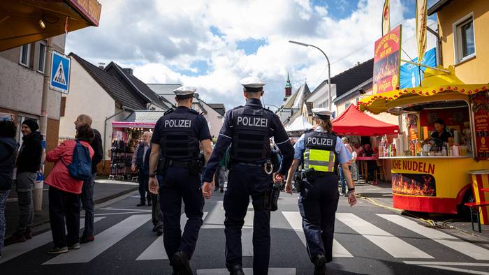 Polizisten patrouillieren über den Pützchens Markt in Bonn