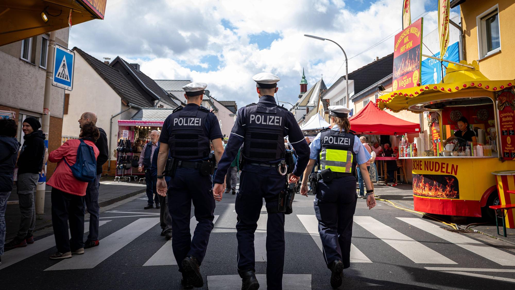 Polizisten patrouillieren über den Pützchens Markt in Bonn