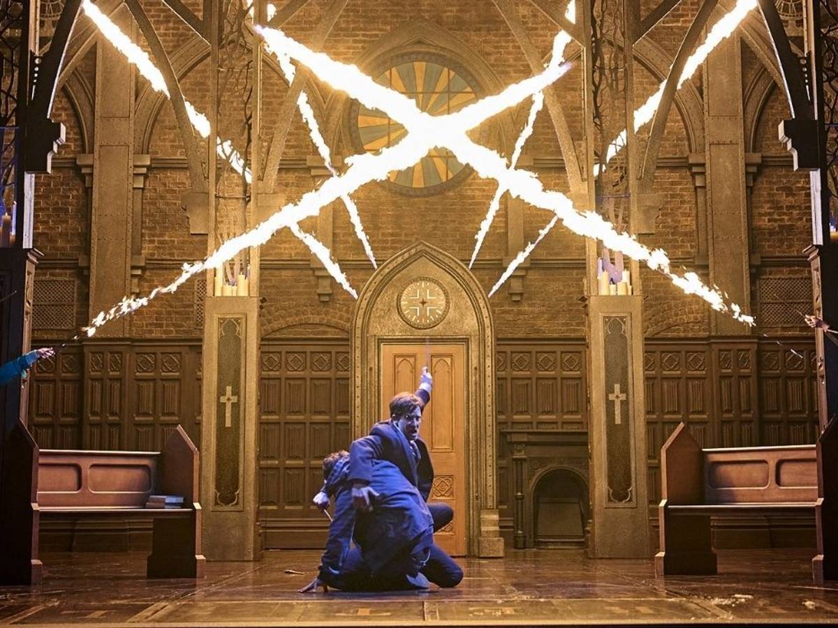Szene mit Feuerzauber auf der Bühne in "Harry Potter und das verwunschene Kind" auf der Theaterbühne in Hamburg.