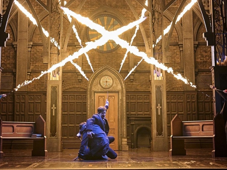 Szene mit Feuerzauber auf der Bühne in "Harry Potter und das verwunschene Kind" auf der Theaterbühne in Hamburg.