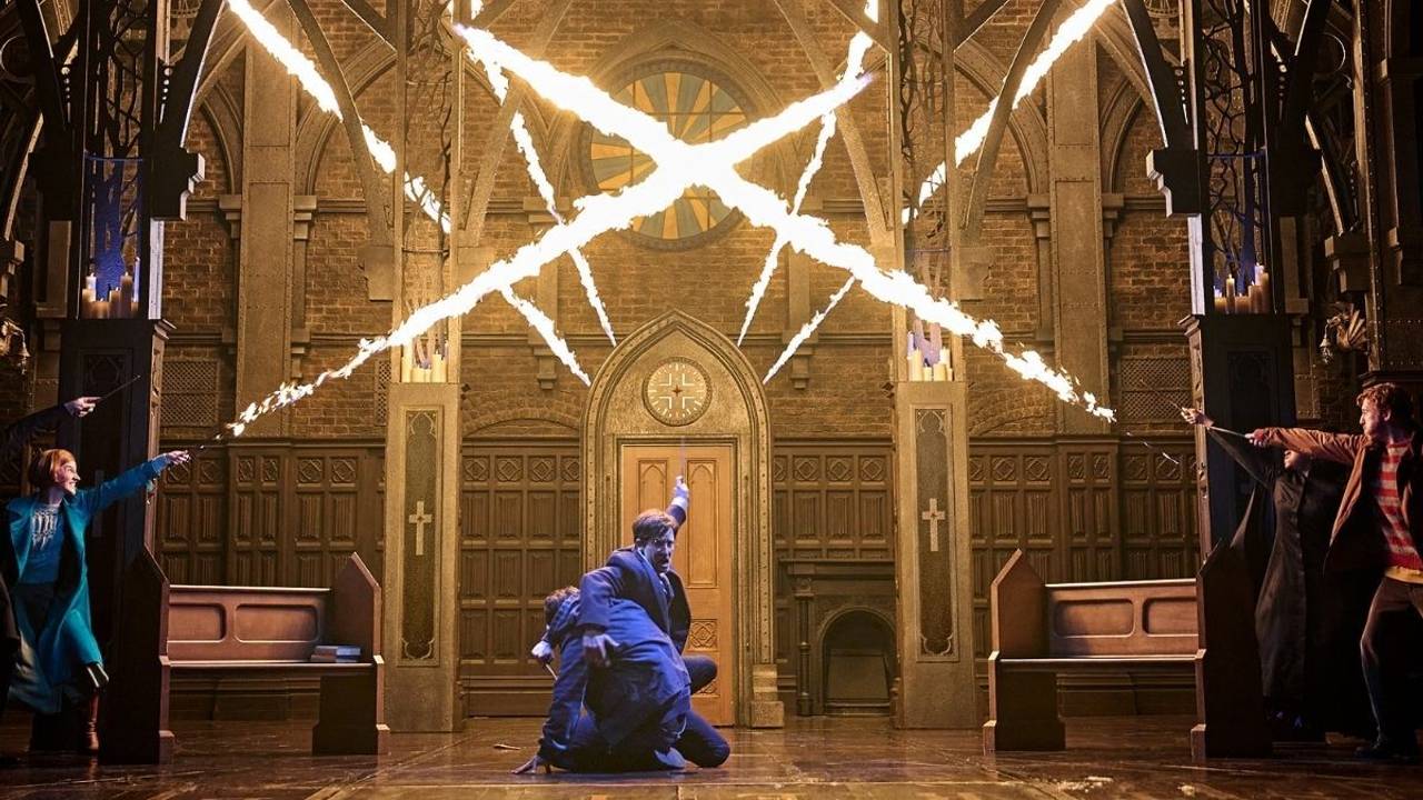 Szene mit Feuerzauber auf der Bühne in "Harry Potter und das verwunschene Kind" auf der Theaterbühne in Hamburg.
