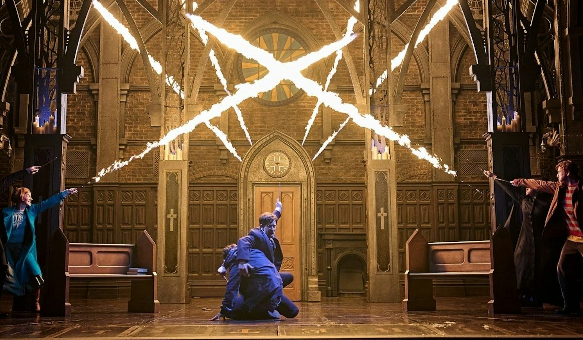 Szene mit Feuerzauber auf der Bühne in "Harry Potter und das verwunschene Kind" auf der Theaterbühne in Hamburg.