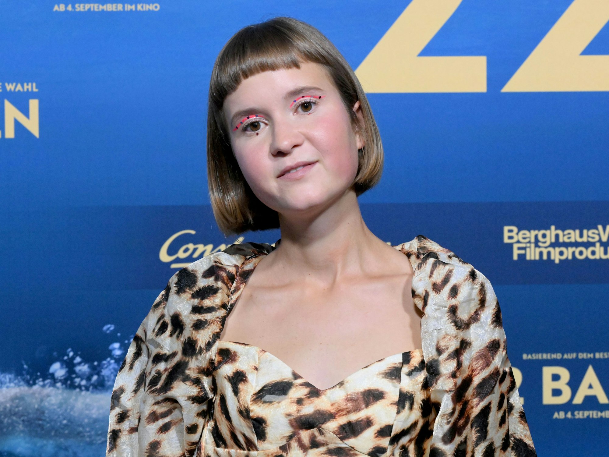 Die Autorin Caroline Wahl schaut in die Kamera