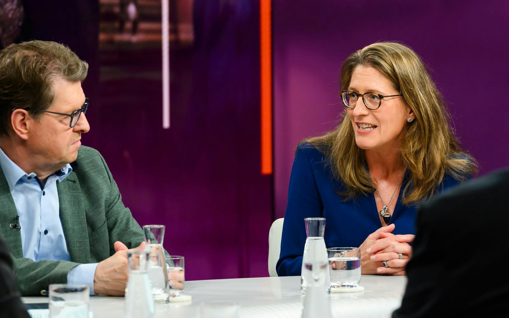 Managerin Susanne Wiegand sieht die jüngsten Drohnenvorfälle über Polen und Rumänien mit Sorge. „Da sind wir überhaupt nicht schnell genug, und da haben wir massive Defizite“, so die Beraterin des deutschen Drohnenherstellers Quantum-Systems. (Bild: ZDF/Jule Roehr )