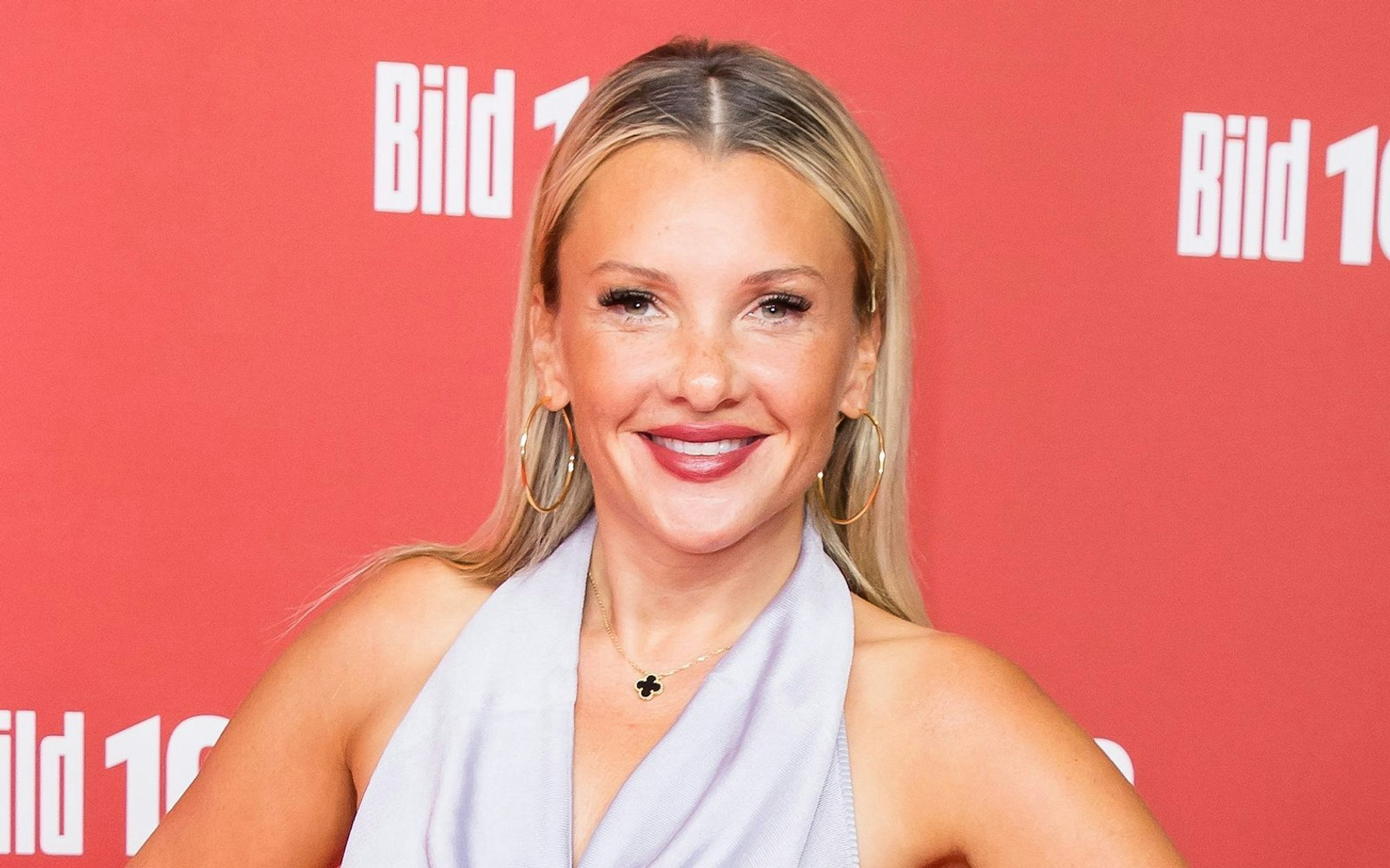 „Man sollte immer einmal im Jahr zur Krebsvorsorge“, mahnt Evelyn Burdecki im Podcast „Was stimmt nicht mit uns?“ mit Laura Karasek. (Bild: 2025 Getty Images/Ben Kriemann)