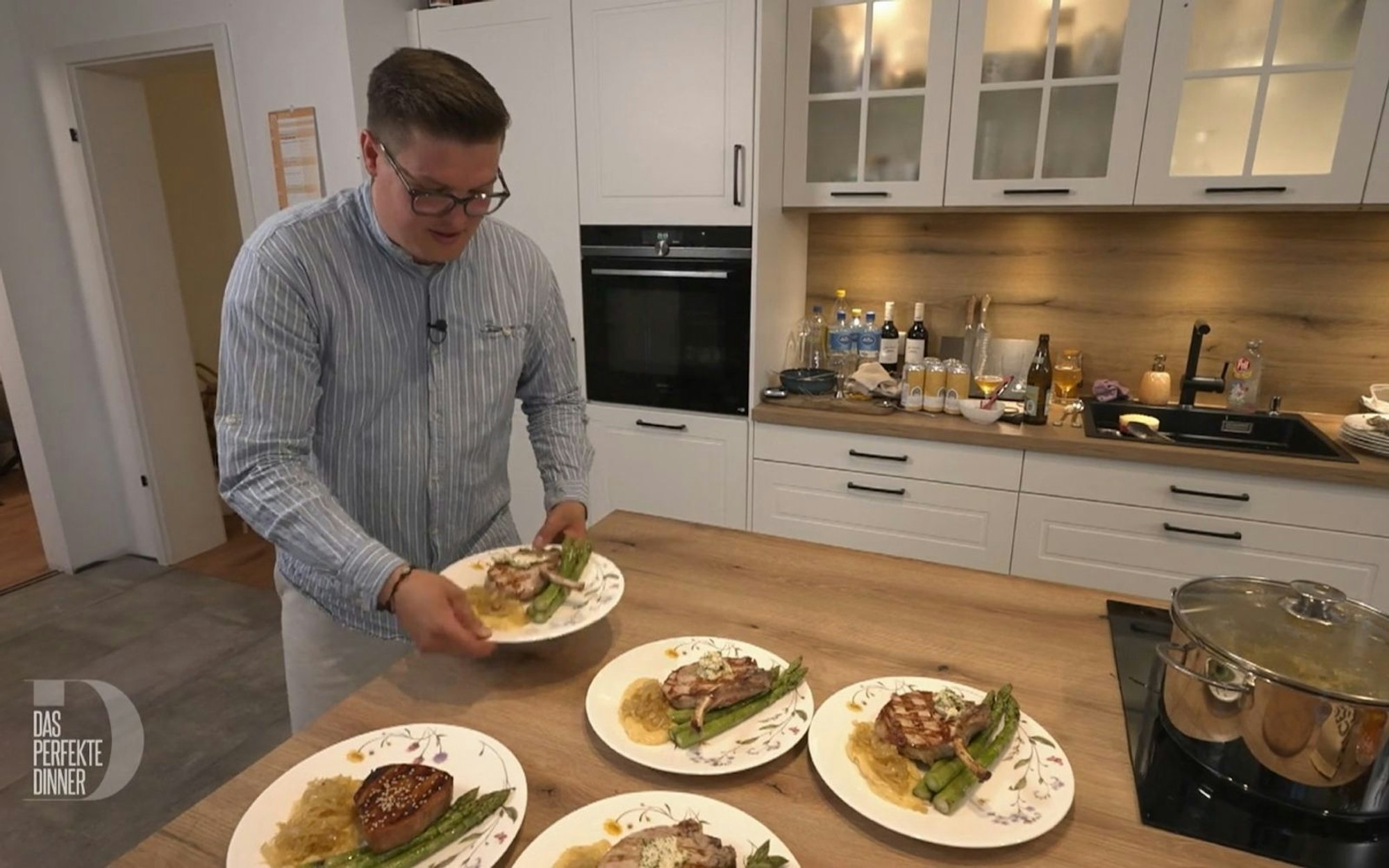 Zur Hauptspeise reicht Finn ein Tomahawk-Steak vom Strohschwein mit grünem Spargel. (Bild: RTL)
