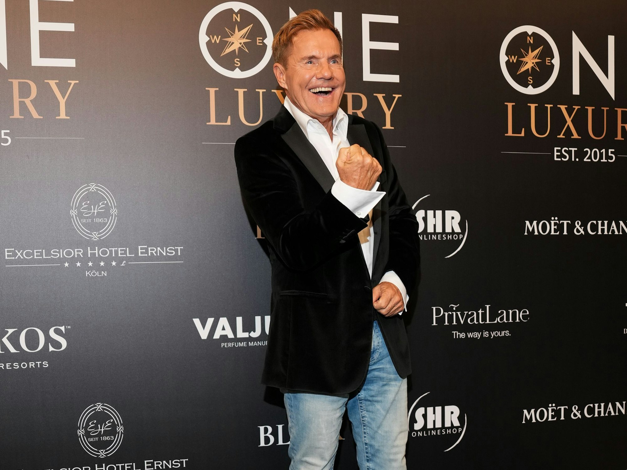 Dieter Bohlen ballt die Faust für die Fotografen.