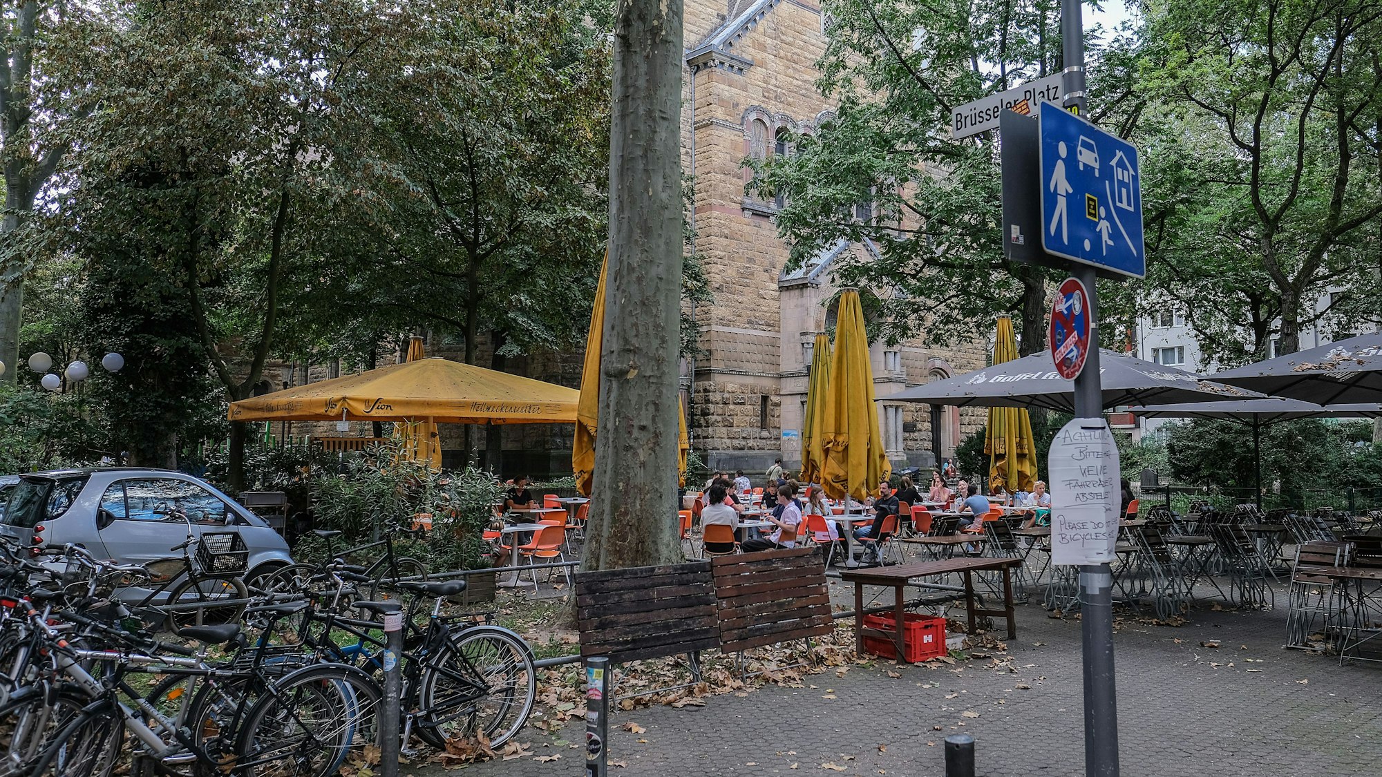 Die Außengastronomie am Brüsseler Platz in Köln: Nach einem neuen Urteil darf sie nun doch länger als 22.00 Uhr öffnen.