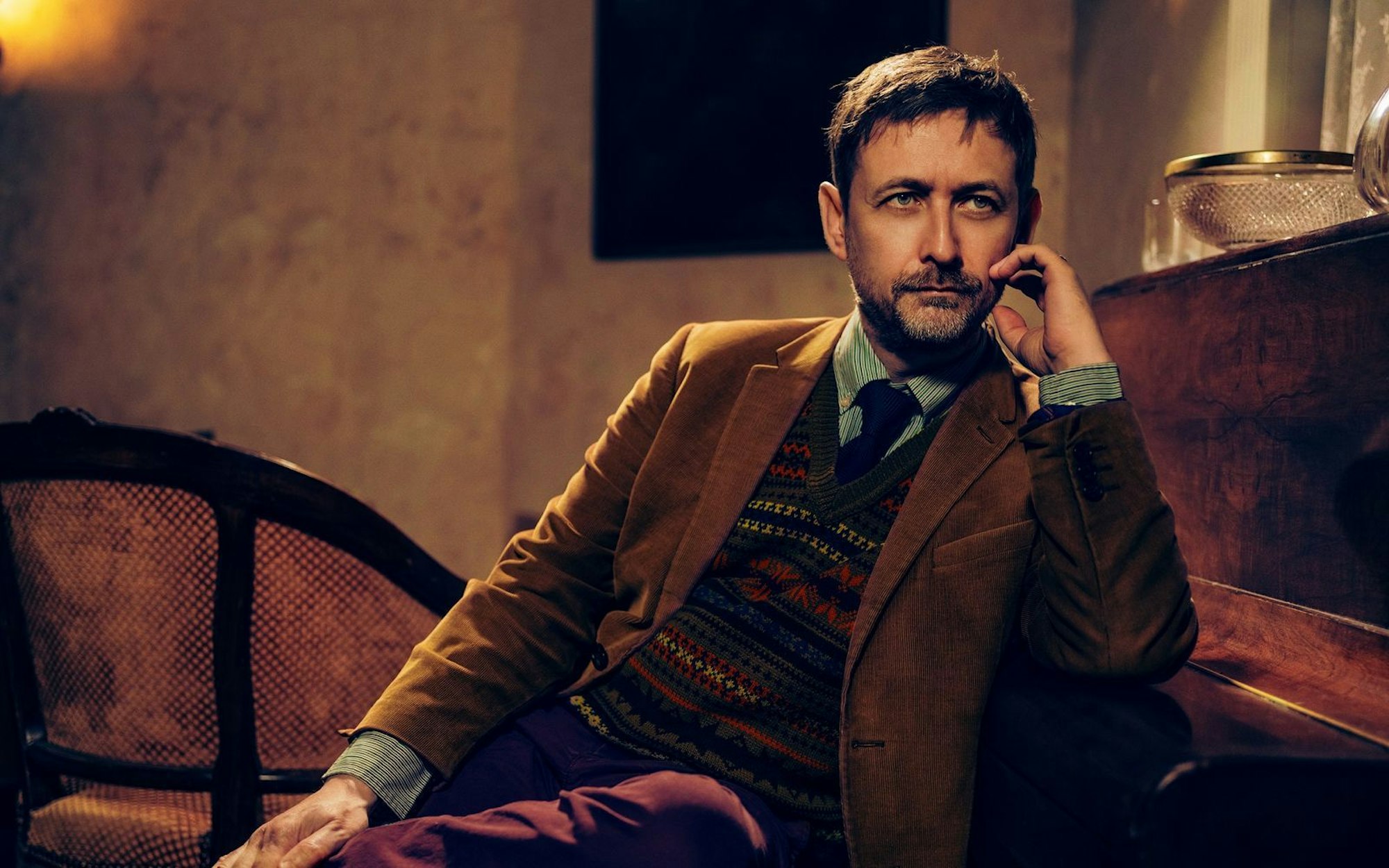 Neil Hannon, kreativer Kopf hinter The Divine Comedy, zeigt sich auf „Rainy Sunday Afternoon“ von seiner nachenklichen Seite. (Bild: Kevin Westenberg)