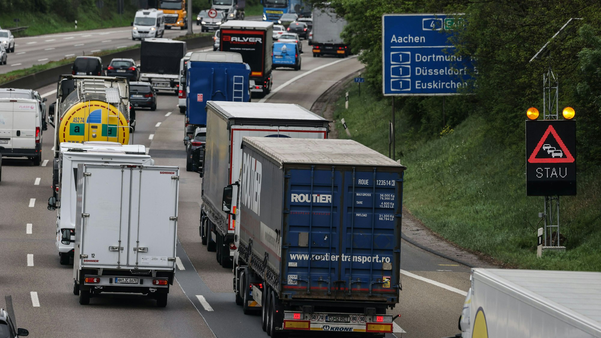 Fahrzeuge stehen auf der A1 im Stau.