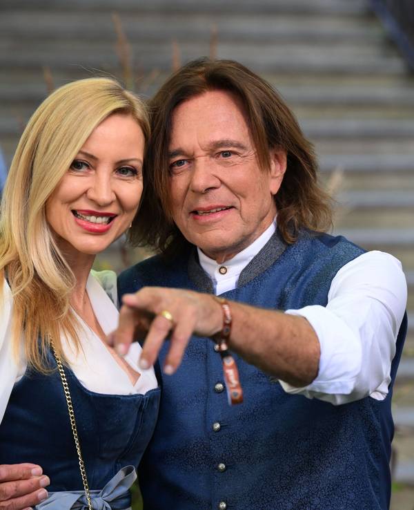 Ramona und Jürgen Drews halten einander im Arm.