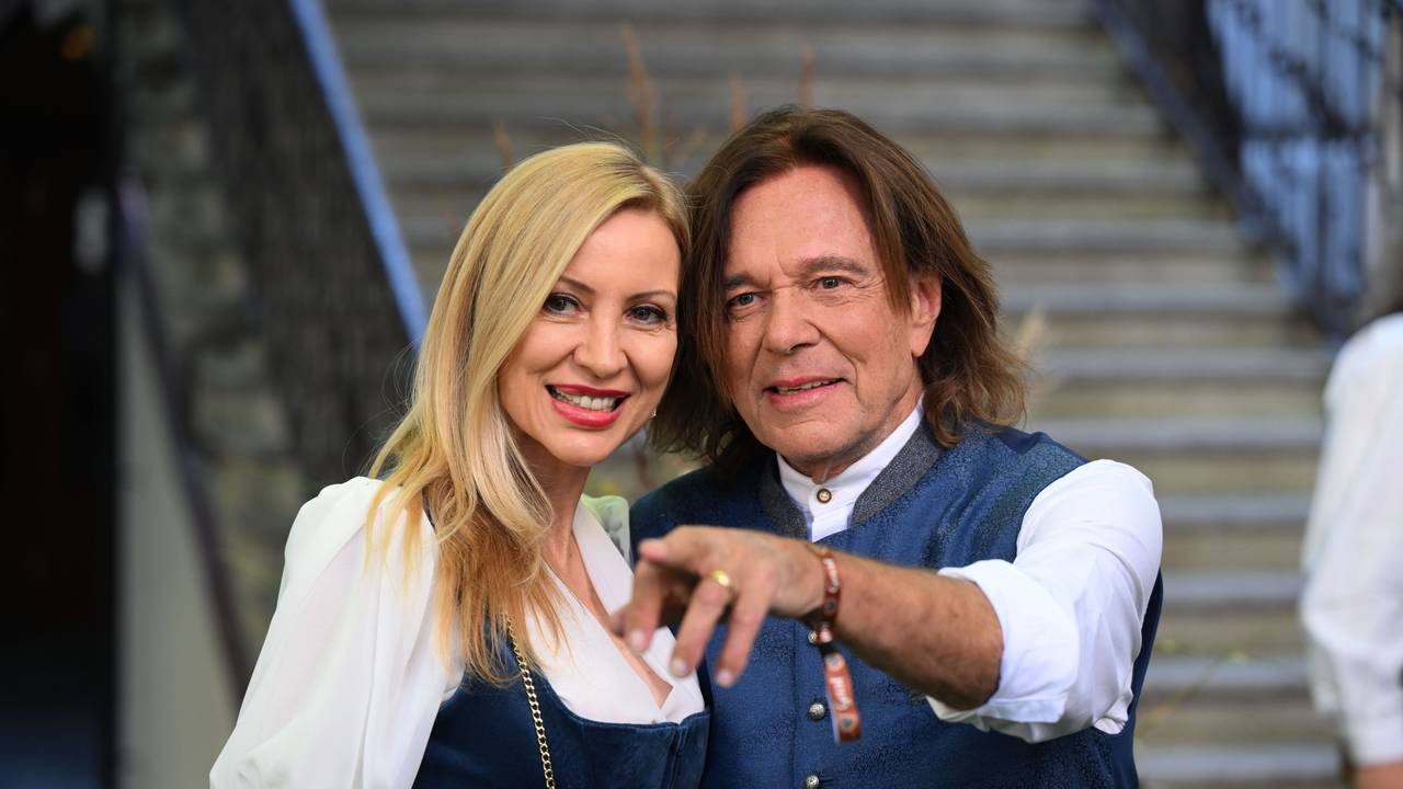 Ramona und Jürgen Drews halten einander im Arm.