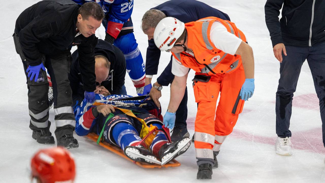 Mannheim-Profi Luke Esposito wird auf einer Trage vom Spielfeld gebracht.